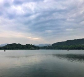 乌鲁木齐杭州自助游(杭州自助游旅游攻略)