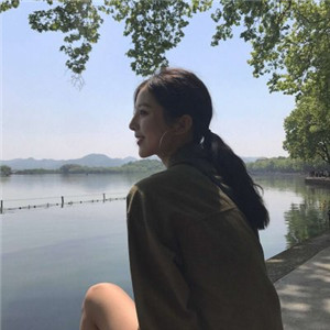 乌鲁木齐私人伴游网带你看到天际，白色盐湖无际，蓝色天空无边